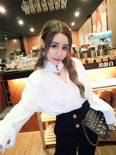 Stílusos női ing V-nyakú fehér és piros színben