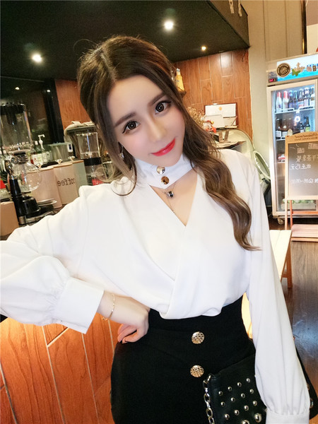 Stílusos női ing V-nyakú fehér és piros színben