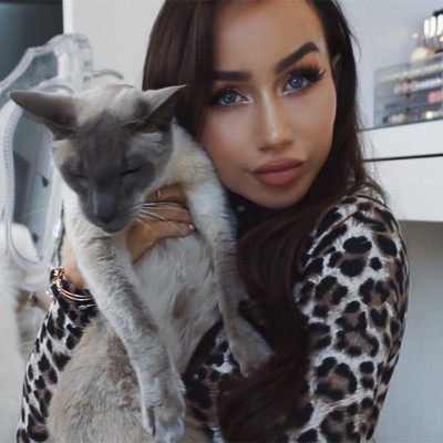 Stílusos női test pólógallérral és leopárdmintával