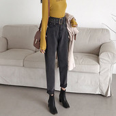 Modern női farmer magas derékkal és szürke övvel