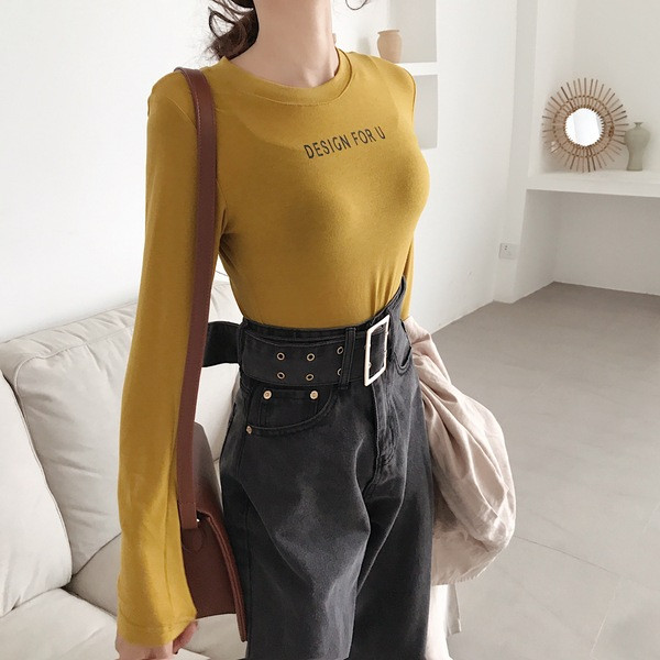 Modern női farmer magas derékkal és szürke övvel