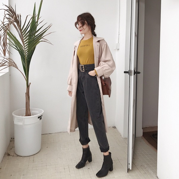 Modern női farmer magas derékkal és szürke övvel