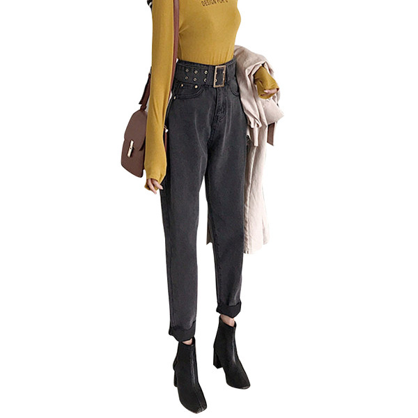 Modern női farmer magas derékkal és szürke övvel