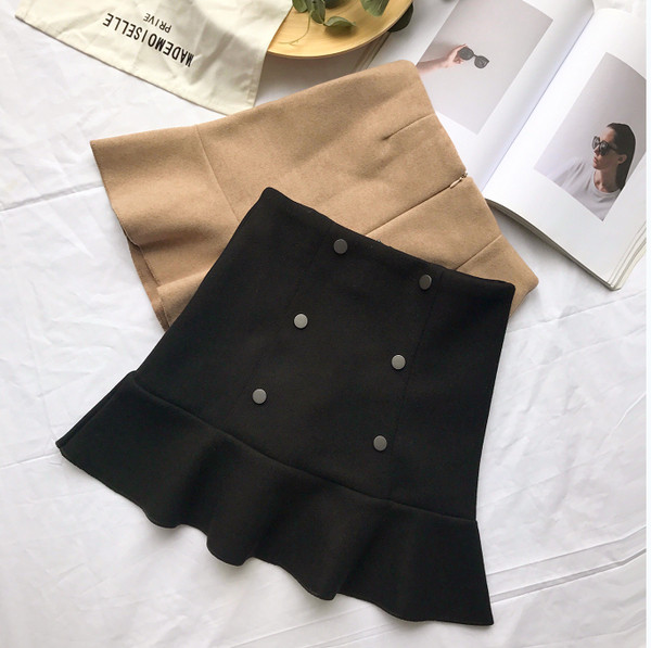 Modern női szoknya szabású modell gombokkal, két színben