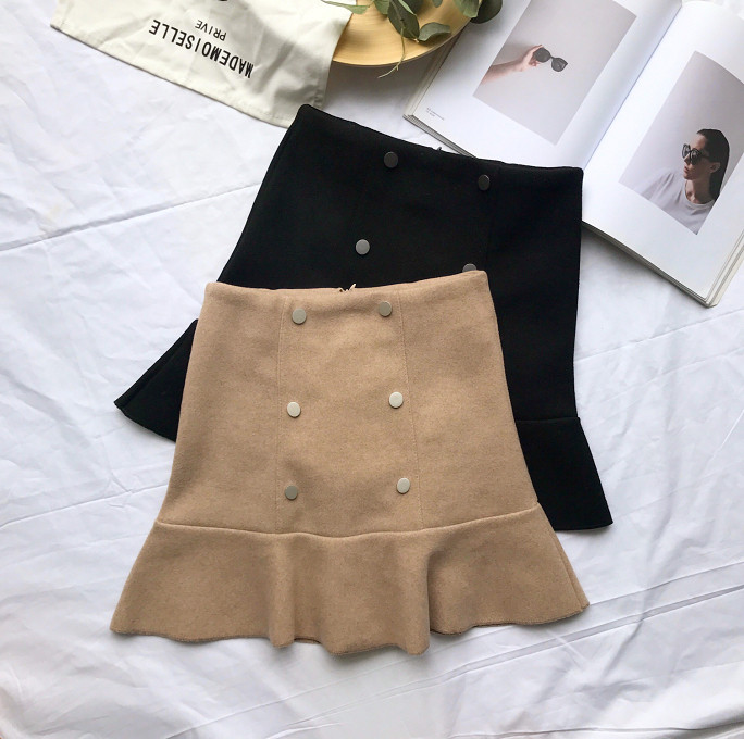 Modern női szoknya szabású modell gombokkal, két színben
