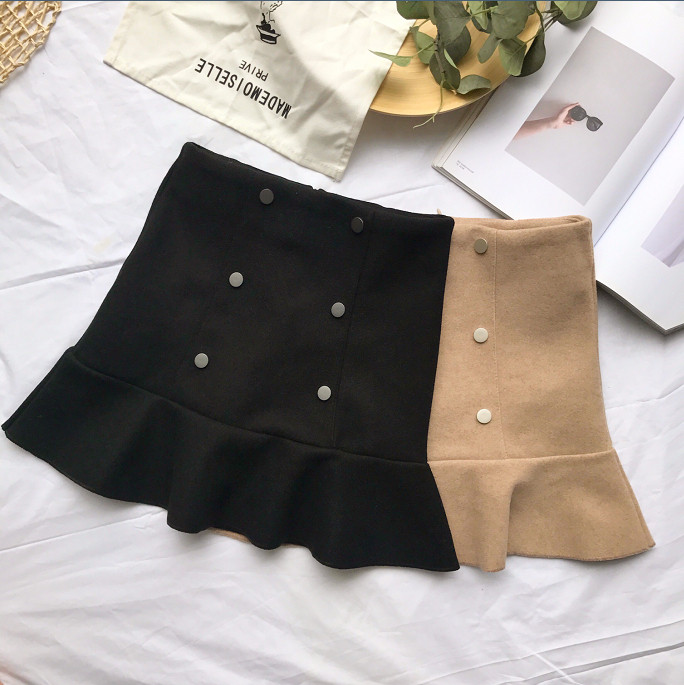 Modern női szoknya szabású modell gombokkal, két színben