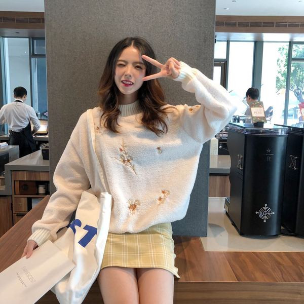 Plüss női pulóver három színben hímzéssel