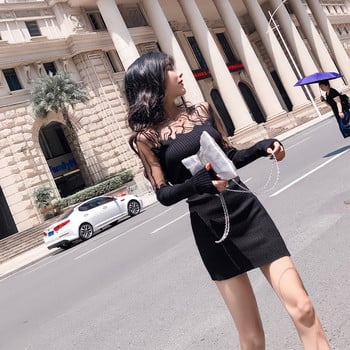 Κομψή κυρίες φόρεμα σε μαύρο με το πλέγμα στοιχείων