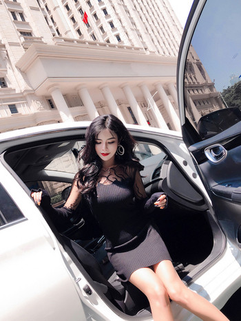 Κομψή κυρίες φόρεμα σε μαύρο με το πλέγμα στοιχείων