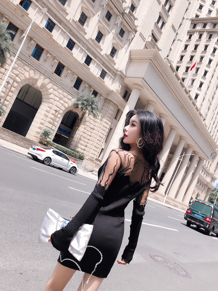 Κομψή κυρίες φόρεμα σε μαύρο με το πλέγμα στοιχείων