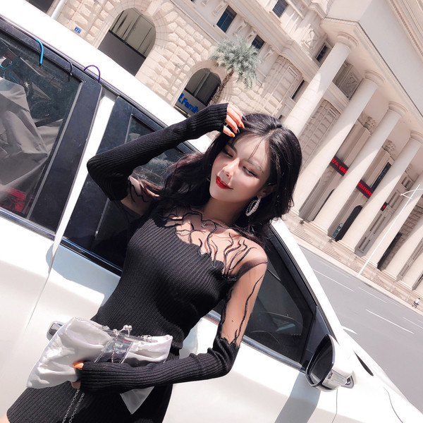 Κομψή κυρίες φόρεμα σε μαύρο με το πλέγμα στοιχείων