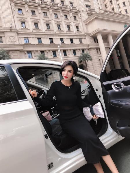 Hosszú, elegáns női ruha fekete és piros színben