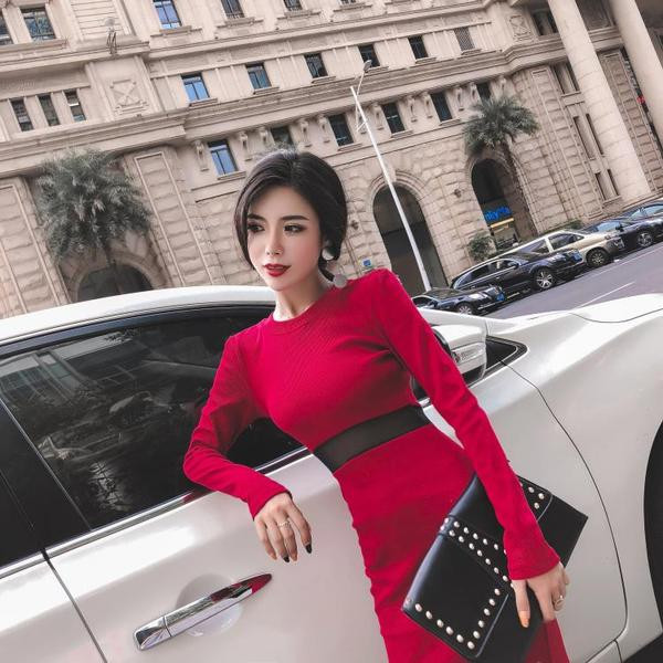 Hosszú, elegáns női ruha fekete és piros színben