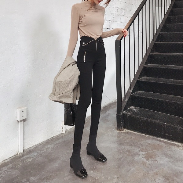 Aktuális női leggings Karcsú modell magas derékkal és cipzárral fekete színben