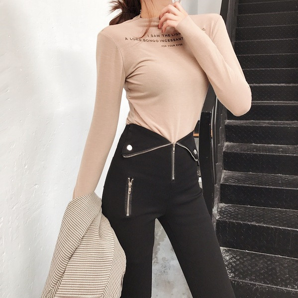 Aktuális női leggings Karcsú modell magas derékkal és cipzárral fekete színben