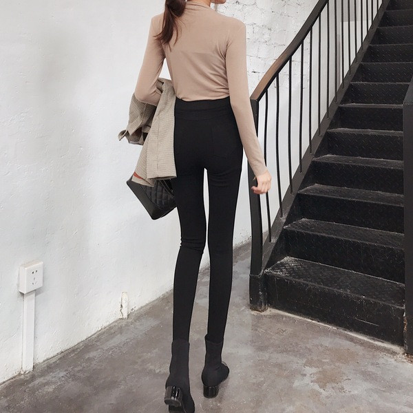 Aktuális női leggings Karcsú modell magas derékkal és cipzárral fekete színben