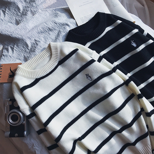 Férfi modern csíkos pulóver két színben hímzéssel