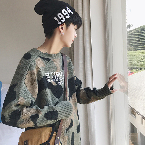 Σύγχρονη αρσενική καμουφλάζ πουλόβερ με επιγραφή