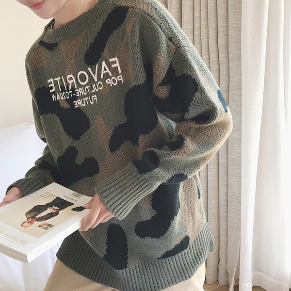 Σύγχρονη αρσενική καμουφλάζ πουλόβερ με επιγραφή