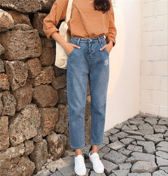 Modern női farmer kék hímzéssel