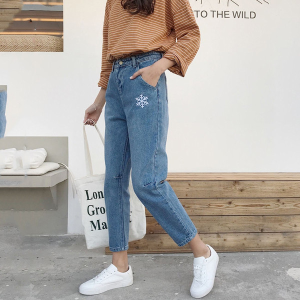 Modern női farmer kék hímzéssel