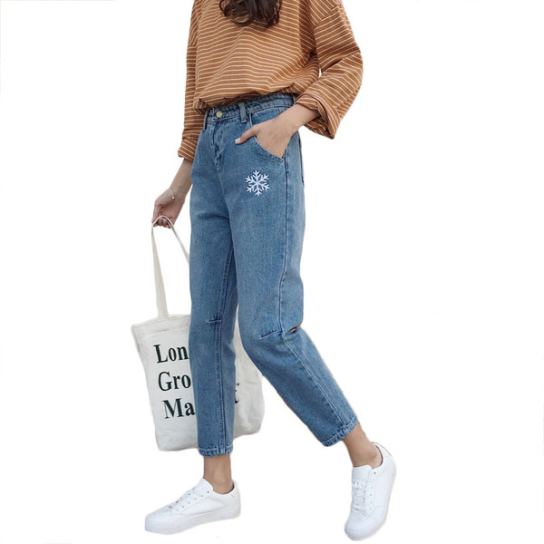 Modern női farmer kék hímzéssel