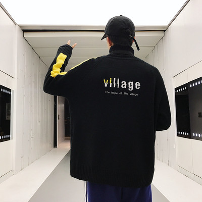 Kényelmes férfi pulóver magas gallérral és három színű feliratokkal