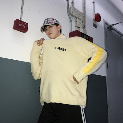 Kényelmes férfi pulóver magas gallérral és három színű feliratokkal