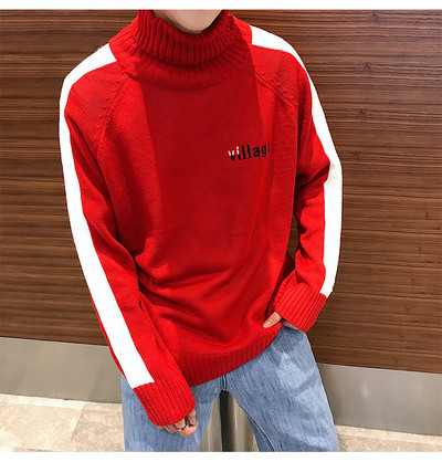 Kényelmes férfi pulóver magas gallérral és három színű feliratokkal