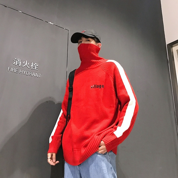 Kényelmes férfi pulóver magas gallérral és három színű feliratokkal