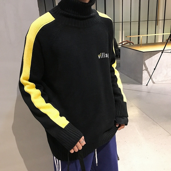 Kényelmes férfi pulóver magas gallérral és három színű feliratokkal