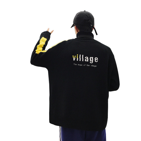 Kényelmes férfi pulóver magas gallérral és három színű feliratokkal