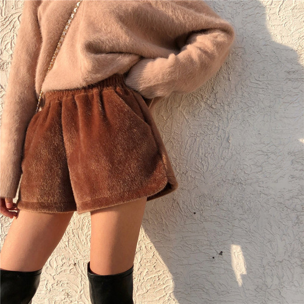 Pantaloni scurți de damă din puf cu talie elastică în negru și maro