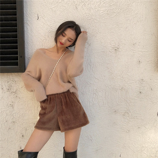 Pantaloni scurți de damă din puf cu talie elastică în negru și maro