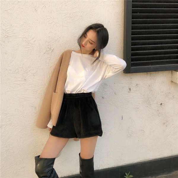 Pantaloni scurți de damă din puf cu talie elastică în negru și maro