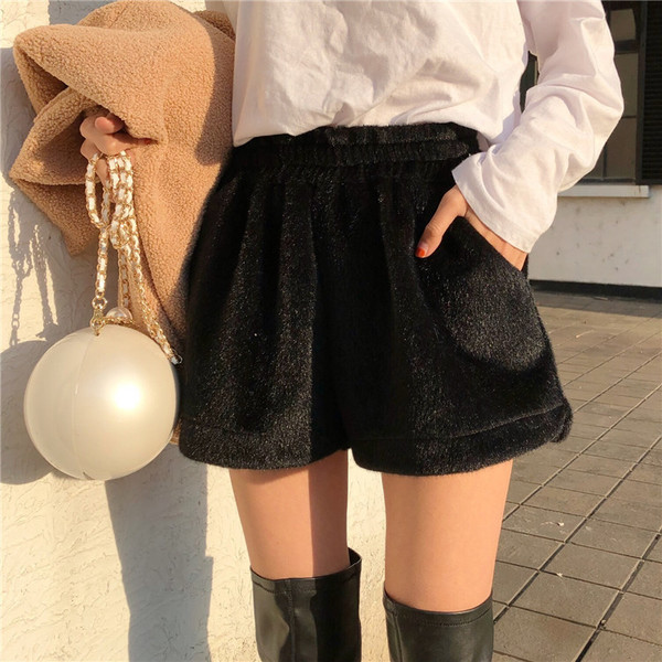 Pantaloni scurți de damă din puf cu talie elastică în negru și maro