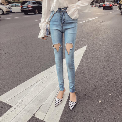 Modern női farmer szakadt motívumokkal