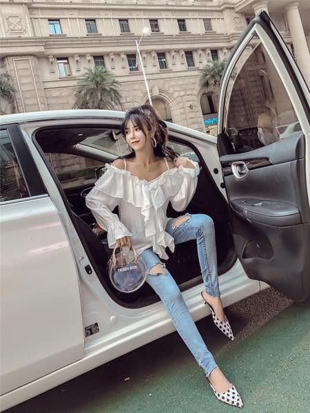 Modern női farmer szakadt motívumokkal