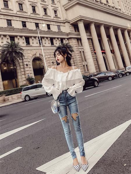 Modern női farmer szakadt motívumokkal