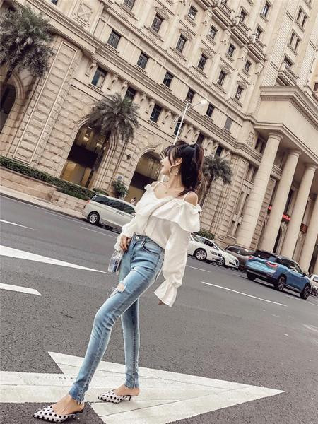 Modern női farmer szakadt motívumokkal