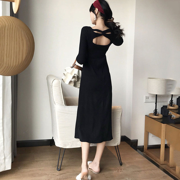 Модерна дамска рокля с дълъг ръкав и отворен гръб в черен цвят