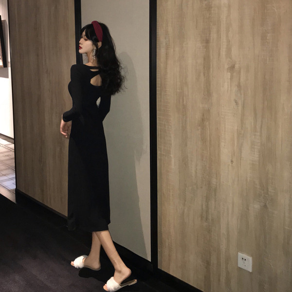 Модерна дамска рокля с дълъг ръкав и отворен гръб в черен цвят