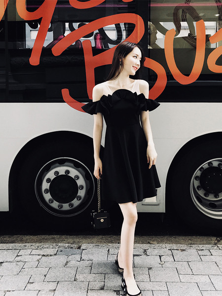 Elegáns női ruha fekete színben