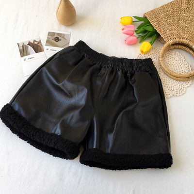 Műbőr rövidnadrág elasztikus derékkal és színes béléssel