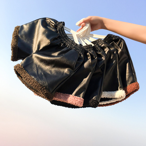 Műbőr rövidnadrág elasztikus derékkal és színes béléssel