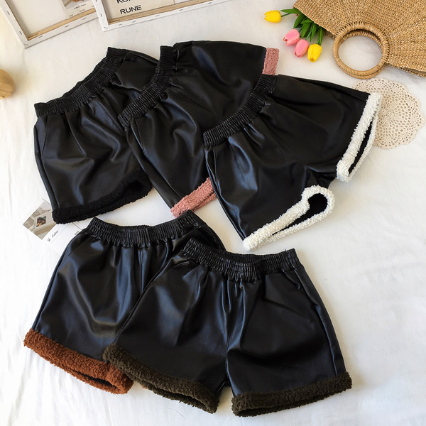 Műbőr rövidnadrág elasztikus derékkal és színes béléssel