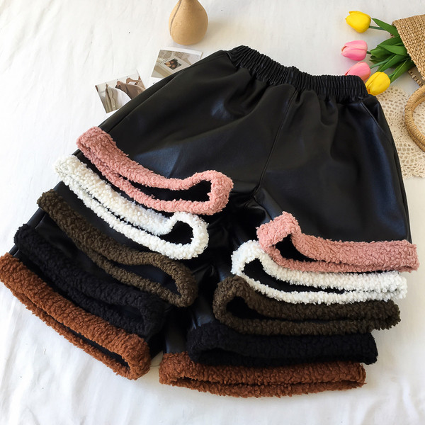 Műbőr rövidnadrág elasztikus derékkal és színes béléssel