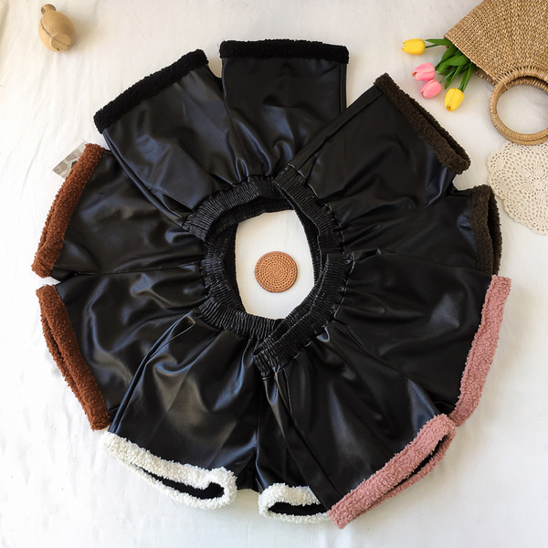 Műbőr rövidnadrág elasztikus derékkal és színes béléssel