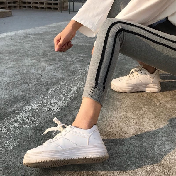 Szürke és fekete oldalszegélyű női leggings