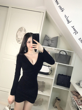 Stílusos női bársonyruha V-nyakú fekete és piros színben